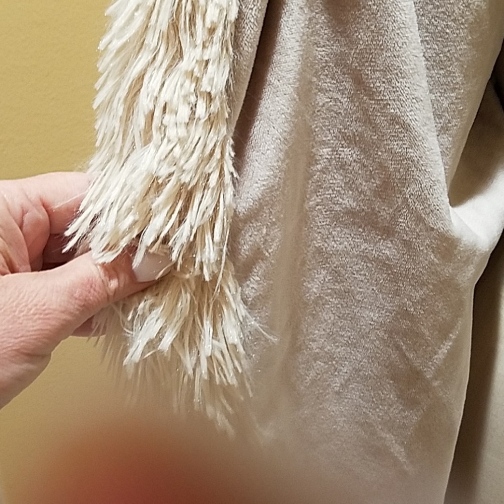 Fabulous faux fur coat.Cozy!Neutral color - Picture 5 of 6